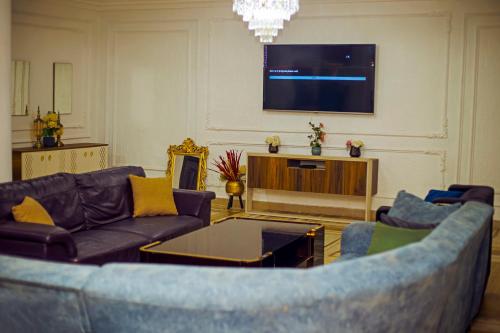 Televisyen dan/atau pusat hiburan di Khya Luxe Villa