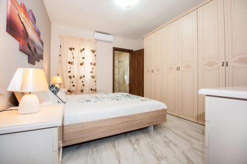 Кровать или кровати в номере The Waves holiday apartment