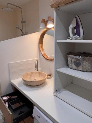 a kitchen counter with a sink and a shelf at Charmant 2 pièces proche centre ville et mer in Saint-Raphaël