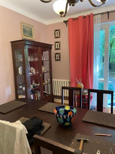a dining room with a table and a red curtain at Zabytkowy dom w Podkowie Leśnej in Podkowa Leśna