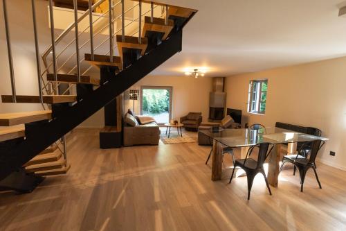 un salon avec un escalier et une salle à manger dans l'établissement Le Rustique, à Thonon-les-Bains
