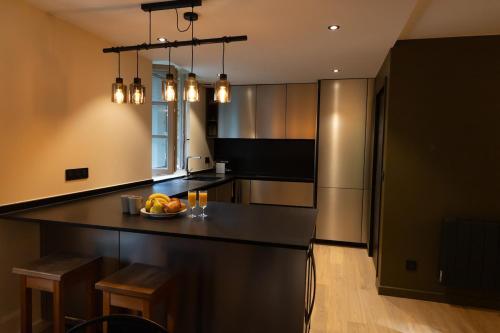 una cucina con bancone e ciotola di frutta di Le Rustique a Thonon-les-Bains