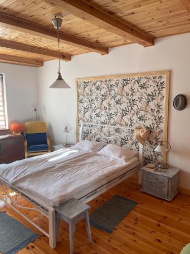 una cama en una habitación con una pared grande en Dom letniskowy Kasia Rowy, en Rowy