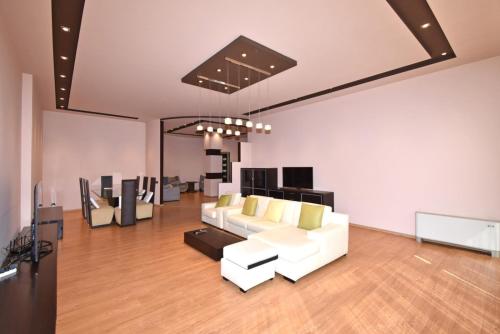 Teryan street, 4 bedrooms Luxury and Grande apartment with Spacious balcony TT606