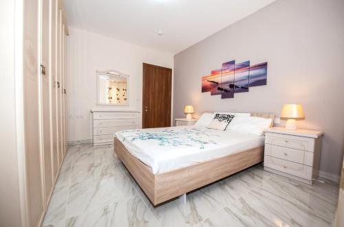 Ένα ή περισσότερα κρεβάτια σε δωμάτιο στο The Waves holiday apartment