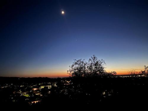 a night view of the sky with the moon at Stadthaus im Altstadtkern für bis zu 8 Personen in Dingolfing