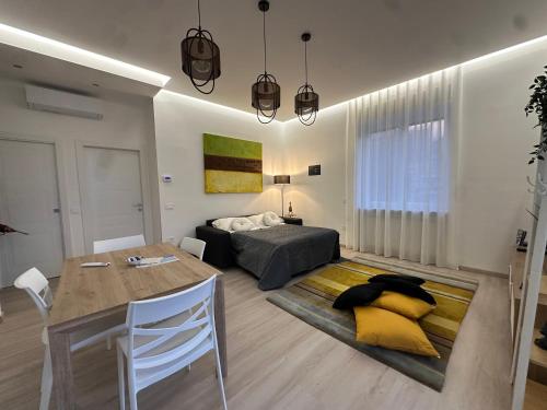 - un salon avec un lit et une table à manger dans l'établissement Per Aspera Ad Astra, à Salerne