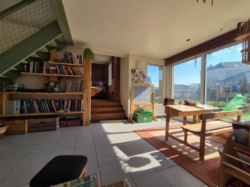 un salon avec une table et une grande fenêtre dans l'établissement Maison avec Jardin Clos proche Rouen, à Sotteville-lès-Rouen