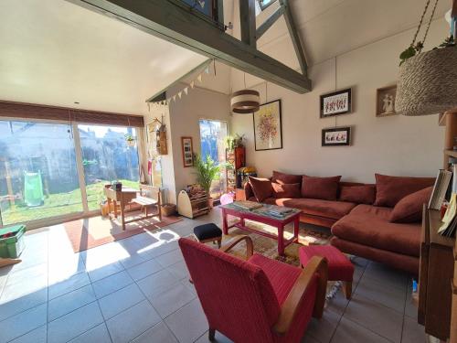 un salon avec un canapé et une table dans l'établissement Maison avec Jardin Clos proche Rouen, à Sotteville-lès-Rouen