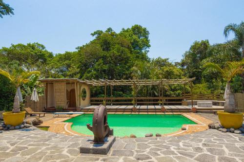 a swimming pool with a statue in the middle at El EQUIMITE HOTEL BOUTIQUE in Coatepec