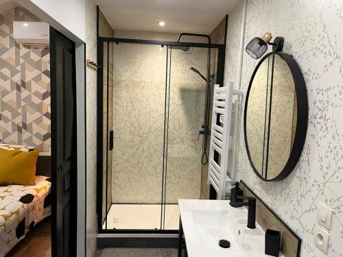 Koupelna v ubytování Escale au jardin des rêves terrasse parking privée 8 personnes