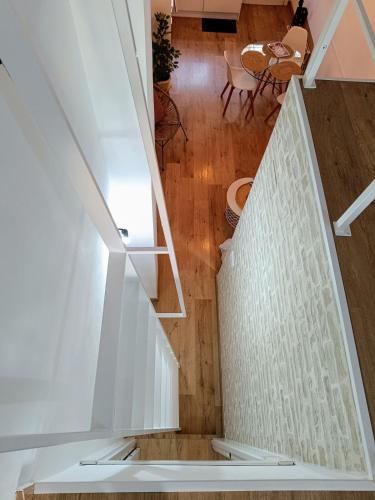 Tourist loft, 6 metro stops to center, AC & 2BR & WiFi