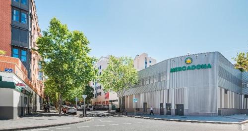 Tourist loft, 6 metro stops to center, AC & 2BR & WiFi