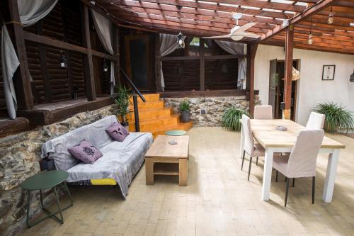 Ruang duduk di Casa Zen Bruznic