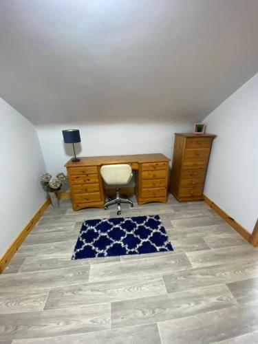 OulartにあるHome in Oulart, Wexfordの机と椅子と敷物のあるオフィス