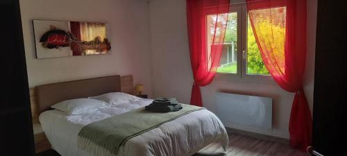 une chambre avec un lit et deux fenêtres dans l'établissement L'Hôtel Coutances - Chambre d'Hôtes, à Fleury