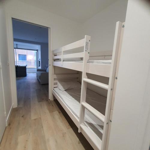 une chambre avec deux lits superposés dans une pièce dans l'établissement Studio aux pieds de la Marina avec wifi et clim, à Canet