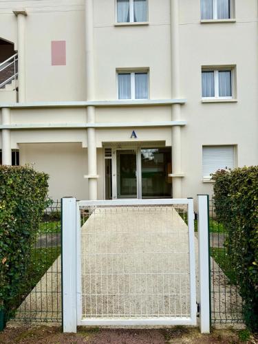 Το κτήριο όπου στεγάζεται  το διαμέρισμα