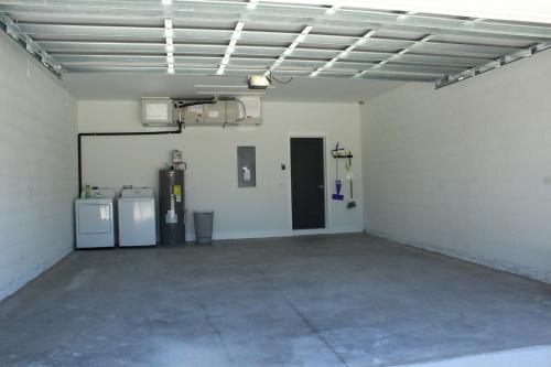Φωτογραφία από το άλμπουμ του A Brand New Home- 14 min to Beach 3br, 2baths, 2 car garage σε Palm Coast