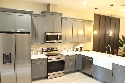Η κουζίνα ή μικρή κουζίνα στο A Brand New Home- 14 min to Beach 3br, 2baths, 2 car garage