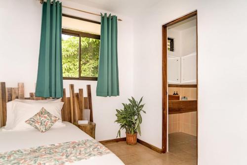 Una cama o camas en una habitación de Drift Away Lodge CR
