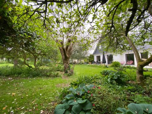 Taman di luar Ty ar gwez