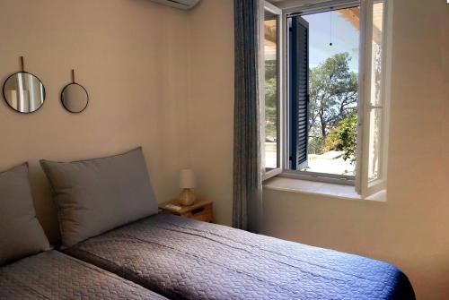 a bedroom with a bed and a window at Villa Marina in Posidhonía
