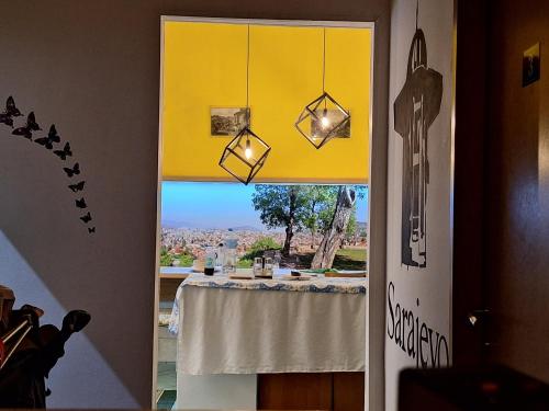 uma porta de sala de jantar com uma mesa e uma vista em At Mejdan Rooms em Saraievo