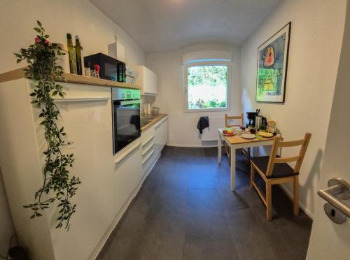 Kuchyň nebo kuchyňský kout v ubytování Erholung an den Wasserfällen - Ferienwohnung in Baden-Baden - Stilvolles Apartment mit Terrasse, Parkplatz & ruhiger Lage