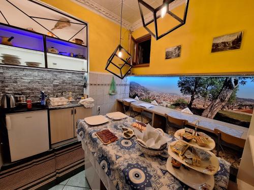 uma cozinha com mesa e vista em At Mejdan Rooms em Saraievo