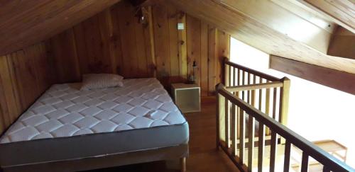 VenthonにあるBel appartement 80m2の木造キャビン内のベッド1台