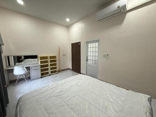 a bedroom with a large white bed in a room at Baan Santi in Koh Phangan in Thongsala