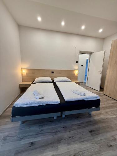 Una cama o camas en una habitación de Apartma Portorož