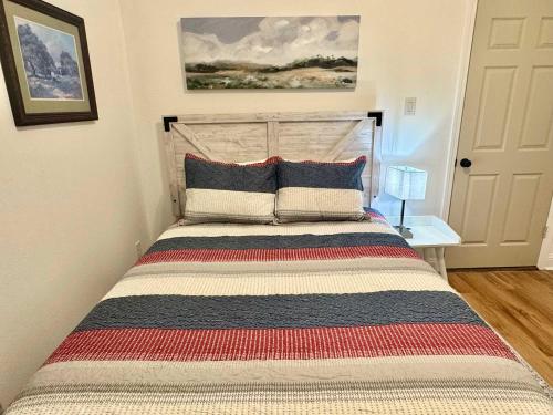 Postel nebo postele na pokoji v ubytování Texas Country 2BR 1BA