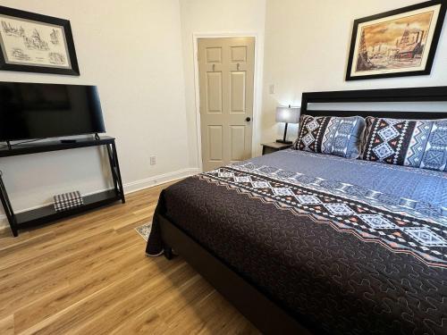 Postel nebo postele na pokoji v ubytování Texas Spindletop 3BR 2BA Home