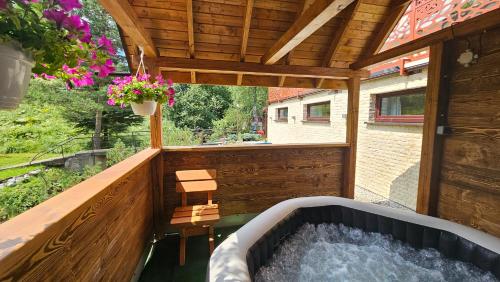 Κήπος έξω από το Romantické ubytovanie Holiday House Daniela & Štúdio Júlia