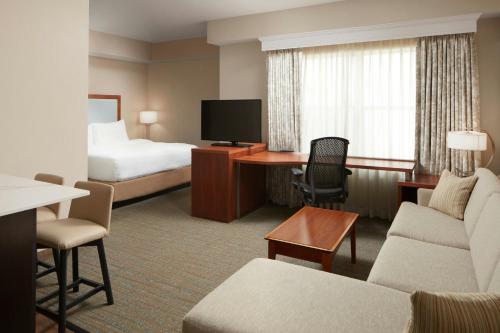 Televisyen dan/atau pusat hiburan di Residence Inn By Marriott Charleston Mt. Pleasant