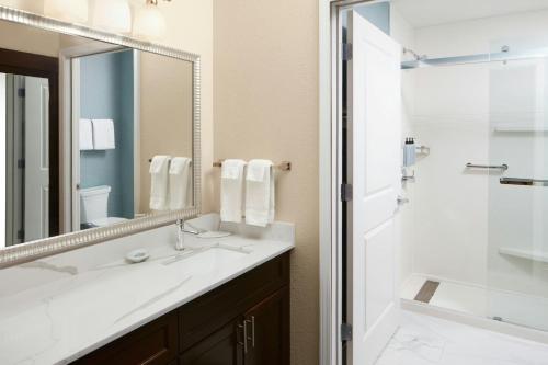 Bilik mandi di Residence Inn By Marriott Charleston Mt. Pleasant
