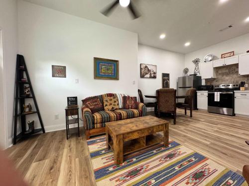 ネダーランドにあるTexas Ranch 2BR 1BAのソファとテーブルのあるリビングルーム