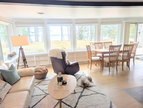 Χώρος καθιστικού στο Elk Edge - Lakefront Charm Close to Horse Show and Torch Lake
