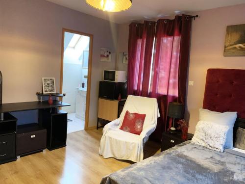 Katil atau katil-katil dalam bilik di Grande Suite salle de bain toilette privés Terrasse Parking prés Paris