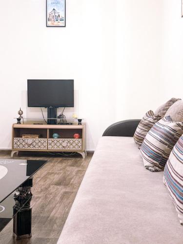 サレにあるAppartement charmant à deux pas de Rabat Tram et Gare à piedのリビングルーム(ソファ、薄型テレビ付)
