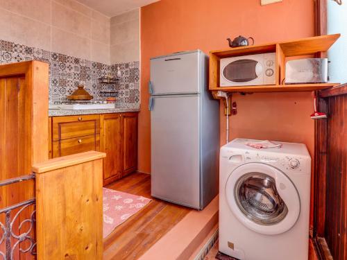 a kitchen with a washing machine and a microwave at Keriad - Magnifique Riad - Rooftop - 8 Px in Aourir