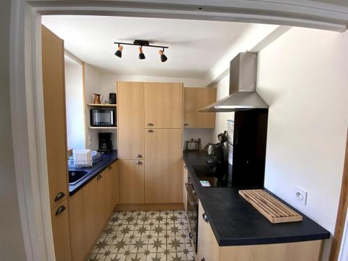 Gîte de la Consoude - Clécyにあるキッチンまたは簡易キッチン