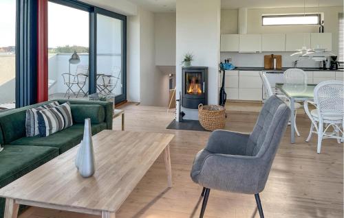 Kuchyň nebo kuchyňský kout v ubytování Cozy Home In Ulfborg With Wifi