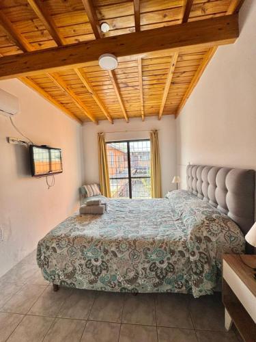 a bedroom with a bed and a window at complejo 25 de mayo in Guaymallen