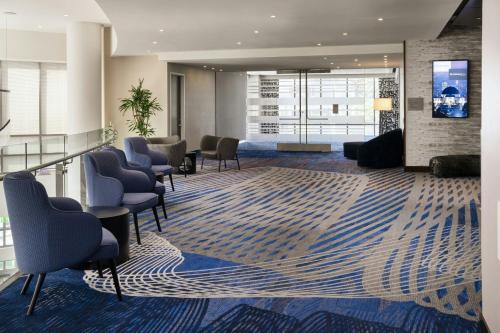 a lobby with a waiting area with chairs and tables at Courtyard by Marriott Los Angeles L.A. LIVE in Los Angeles
