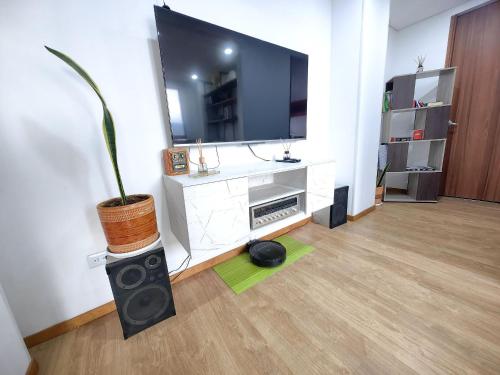 a living room with a tv and a potted plant at Edificio Urban in Cajicá