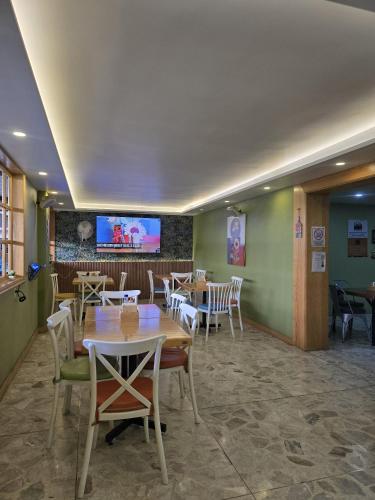TV a/nebo společenská místnost v ubytování Hotel y Villas Gran Vía, Tultitlán
