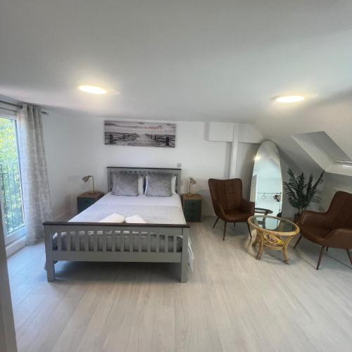 a bedroom with a bed and two chairs and a table at Beautiful home in Oxford in Oxford